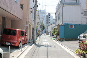 当サロンの前の直線道路
